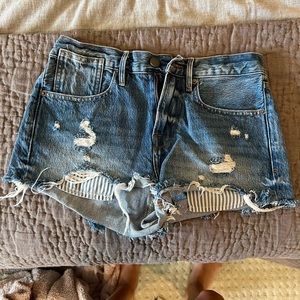 Frame denim Le Stevie shorts size 25. Cute striped pockets peek through!